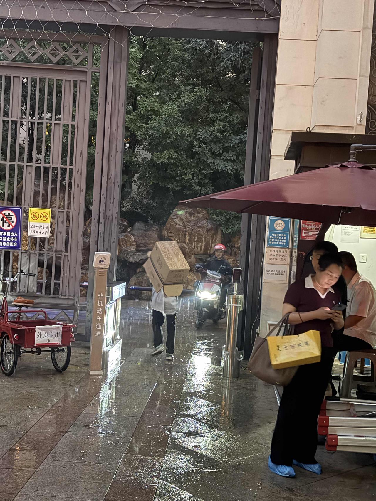 雨中送外卖，辛苦了！分享一下你随手拍下的彩虹 北京傍晚的天空在画油画 北京天空出