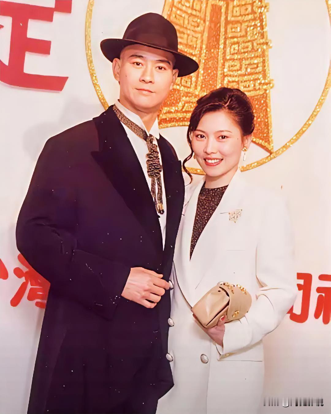 仔细一看，那时的郑少秋高大修伟，目若朗星，英姿昂昂！大哥范儿十足！就不知右边的美