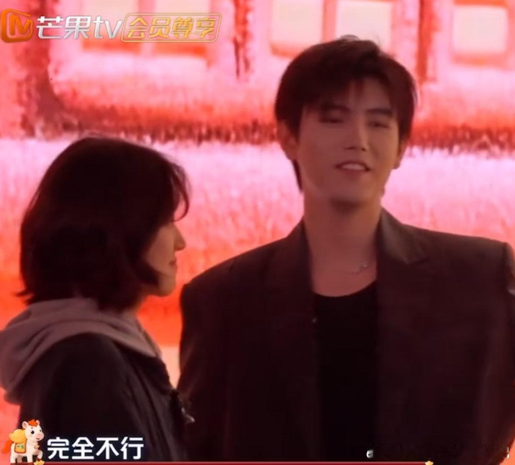 陈飞宇孙千i人属性藏不住了陈飞宇孙千一出场就暴露 i 人属性，拘谨又礼貌，完全是