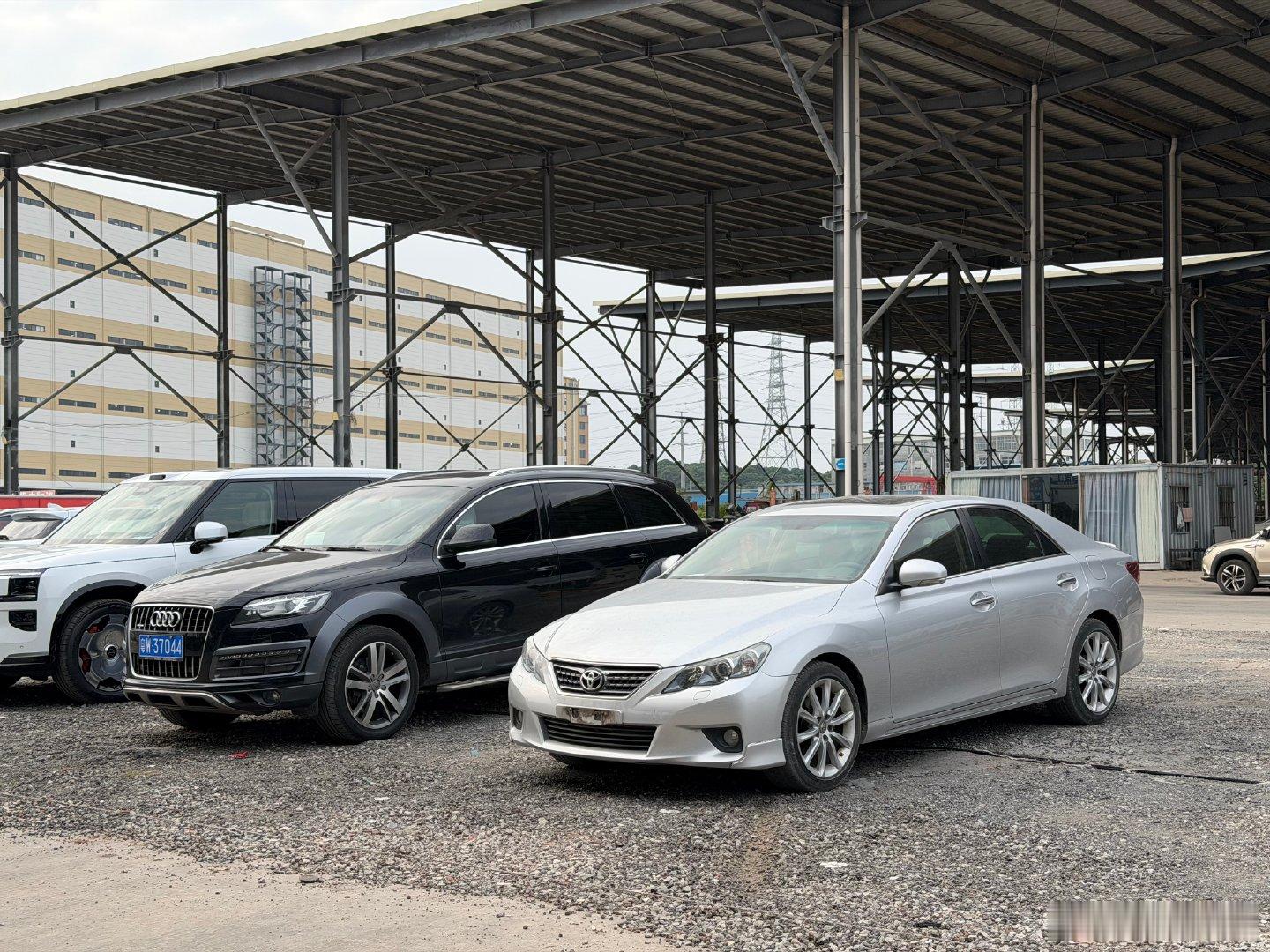 这代锐志起初买过一台低配，其实并没有给我留下太多的好印象，整体来看还是一个较之老