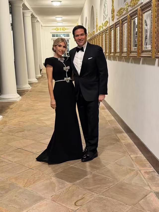 卢比奥国务卿夫妇在欢迎沙特王储的白宫晚宴上。

C罗果然是当晚最闪的星。