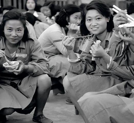 这是1949年，被人民解放军打败的国民党军队，这些国军的女兵正在吃她们在大陆的最