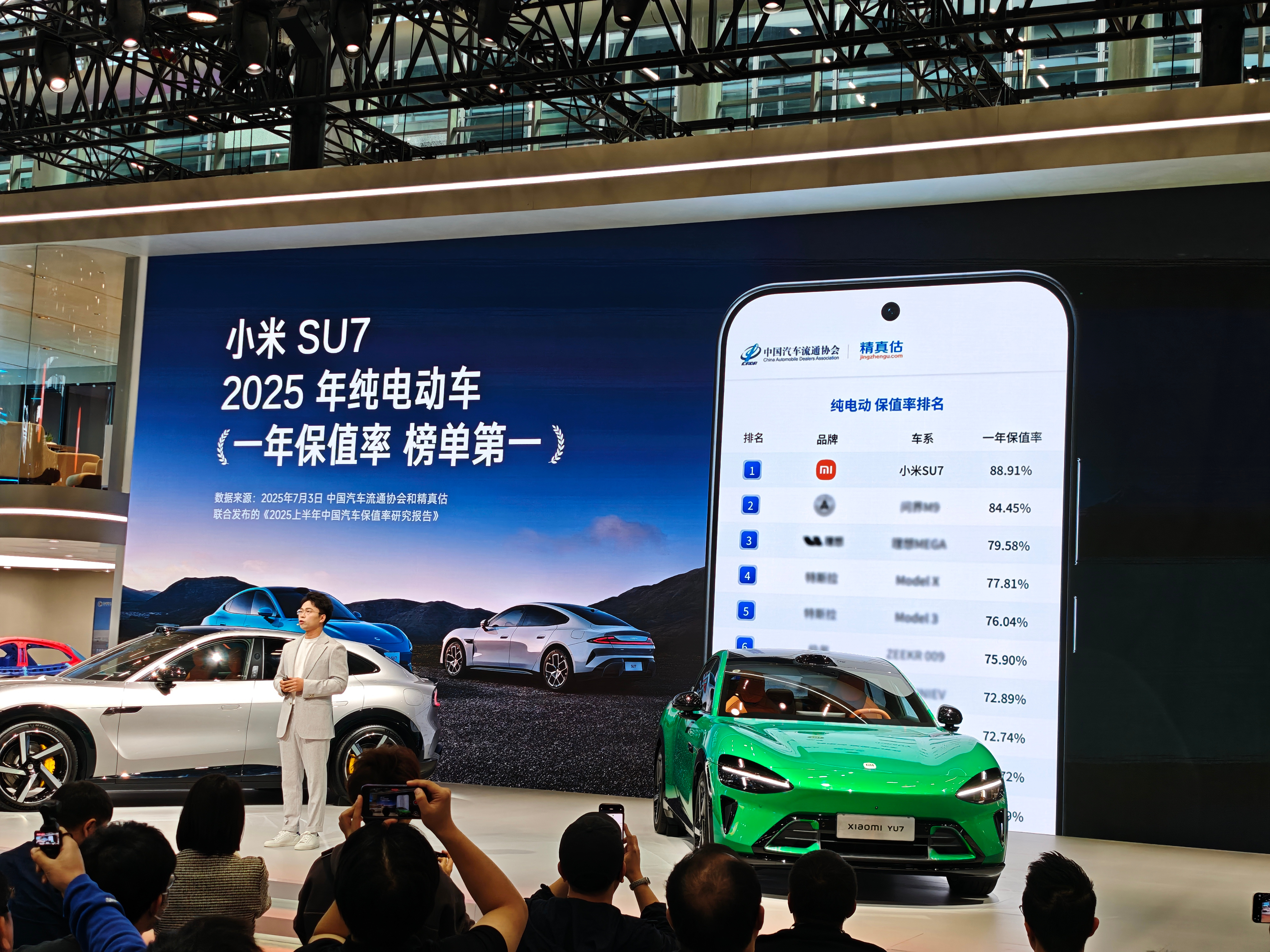 小米汽车在广州车展推出。它用上强化学习和世界模型，比之前更聪明，也更靠谱。现在系