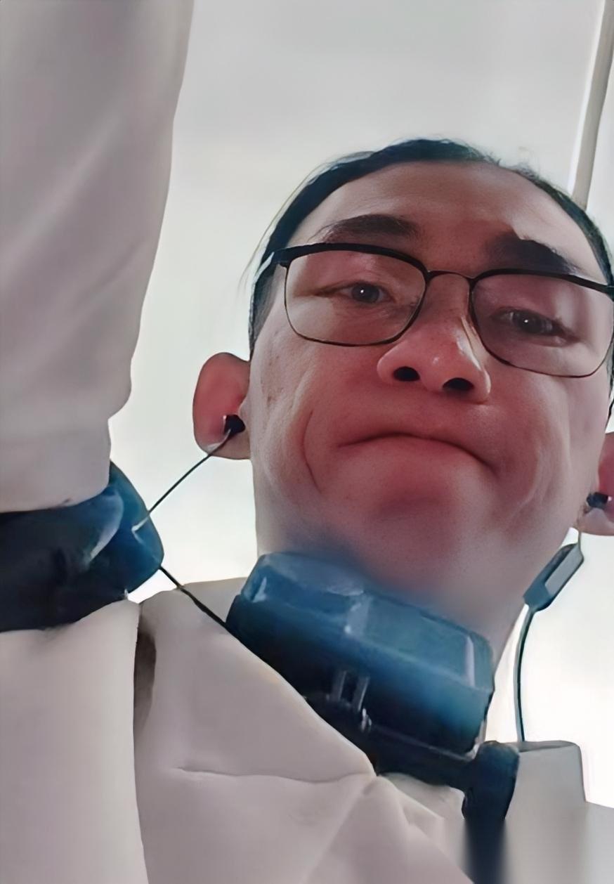 婴儿在列车上哭嚎了20分钟，男子终于忍不下去了，快步走到家长跟前，伸出了手，只用