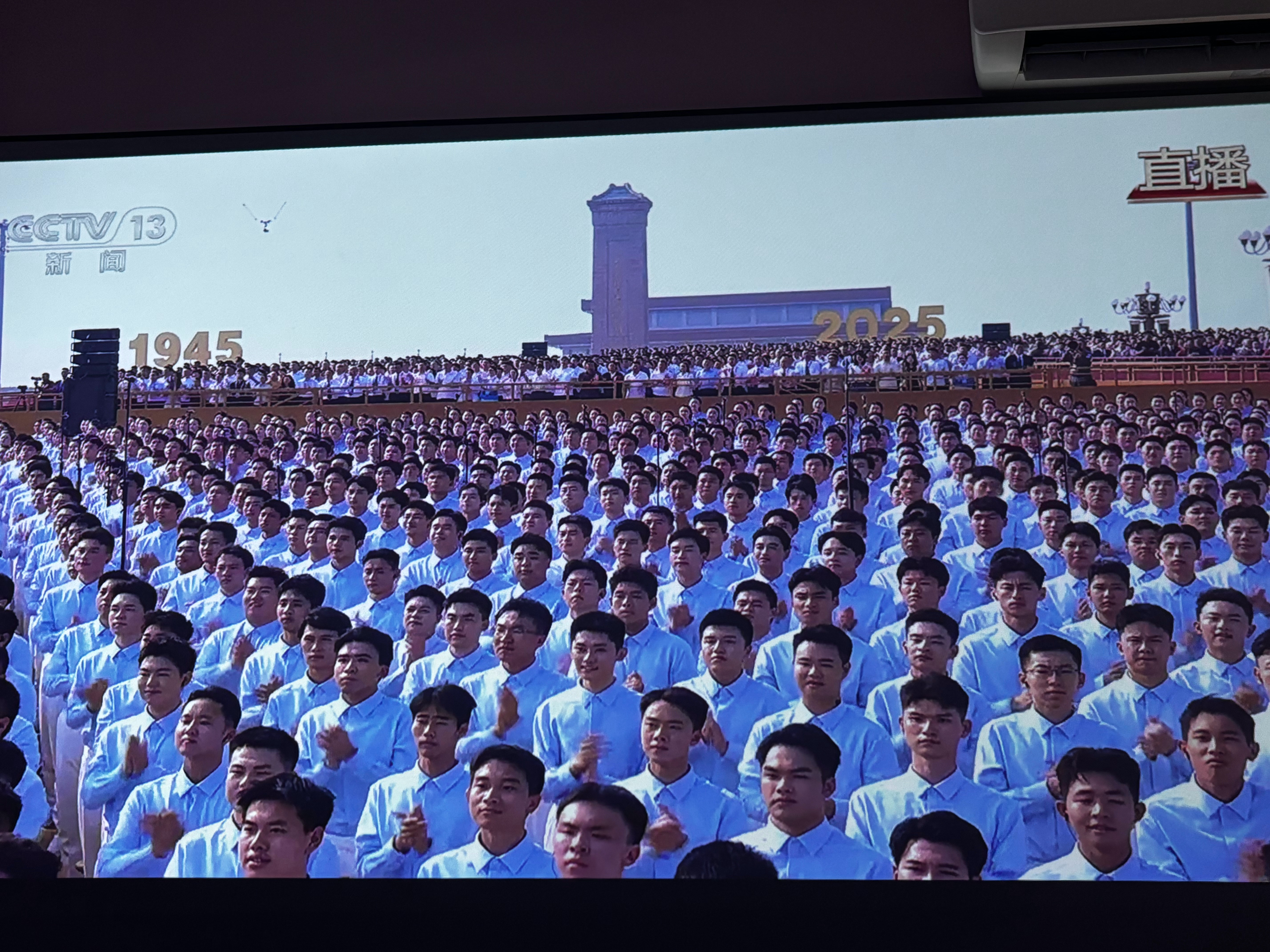 120寸投影安排上~阅兵直播 ​​​