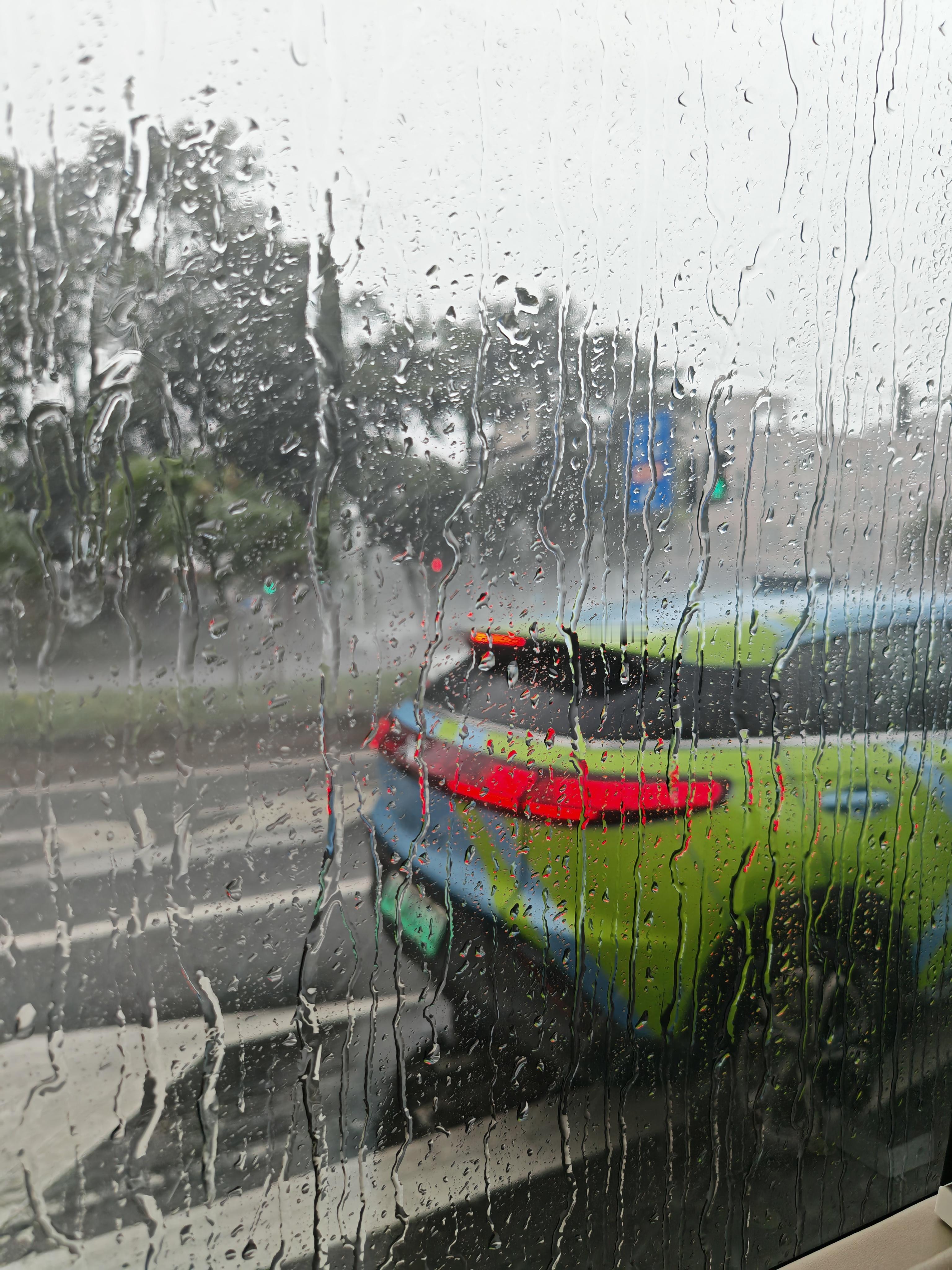 广州的暴雨那真是说下就下感受一下这个雨势有多大不出意外的今晚的航班要延误了[单身