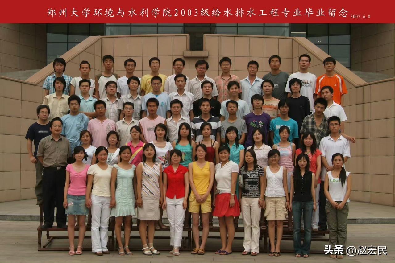 张雪峰在郑州大学毕业合影，果然是最特别的学生之子，我是扫了一眼，就看到张雪峰了。