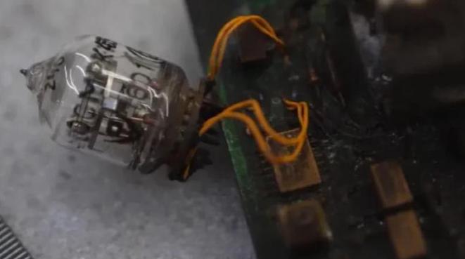 乌克兰媒体公布了榛树导弹的残骸，让西方惊愕的是，居然里面有大量的晶体管，看来传说