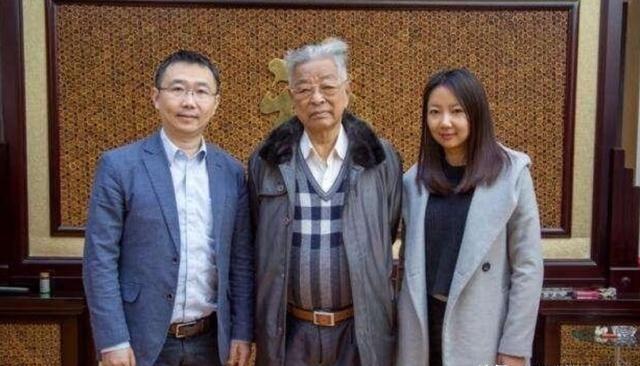 1996年底， 褚时健崩溃的对调查人员说，你们别搞我的家人，有什么事冲着我来。1