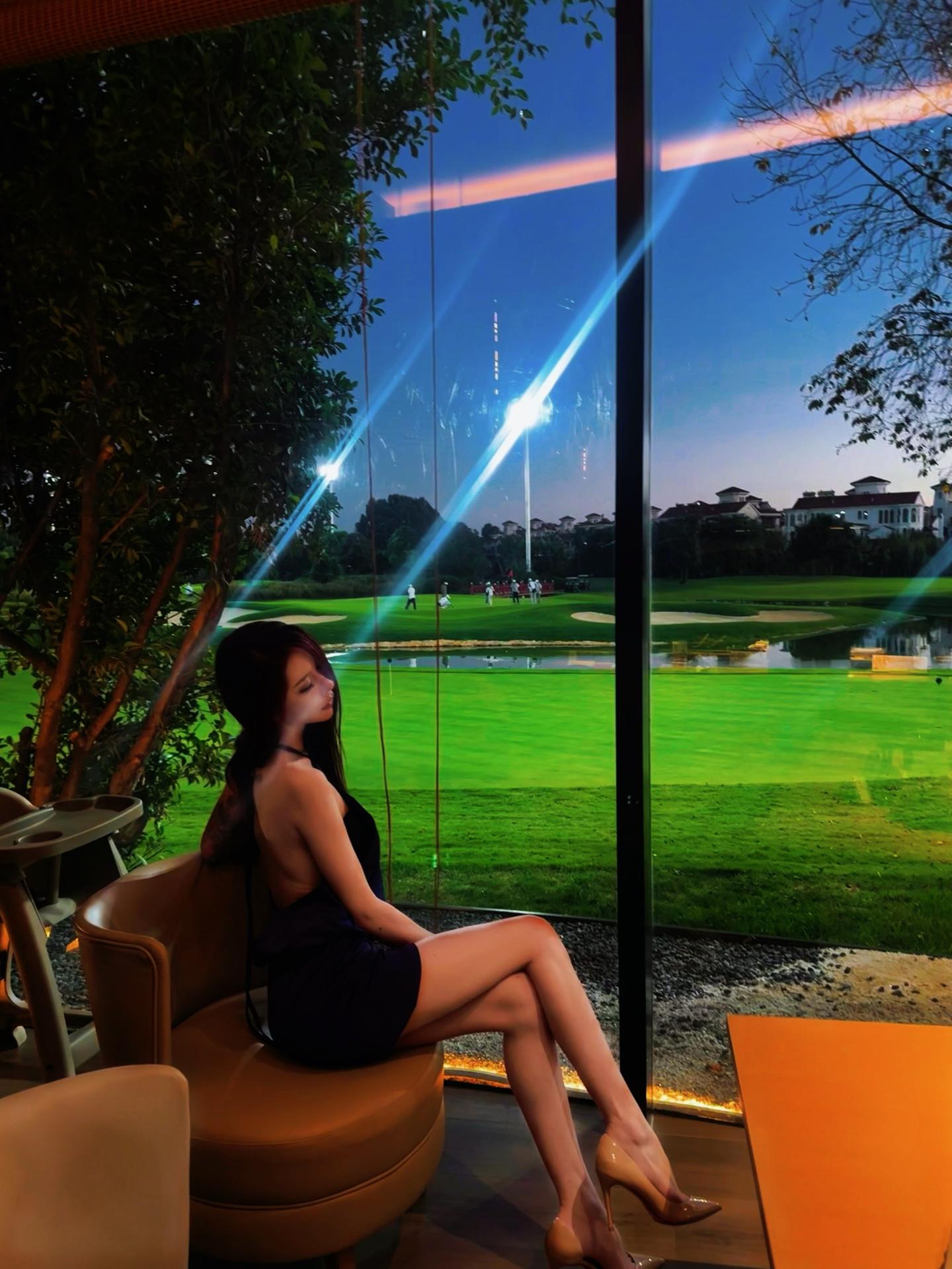 悲伤有延迟性 那些密密麻麻的痛感叠加在一起 变成千疮百孔的高楼 直到眼...