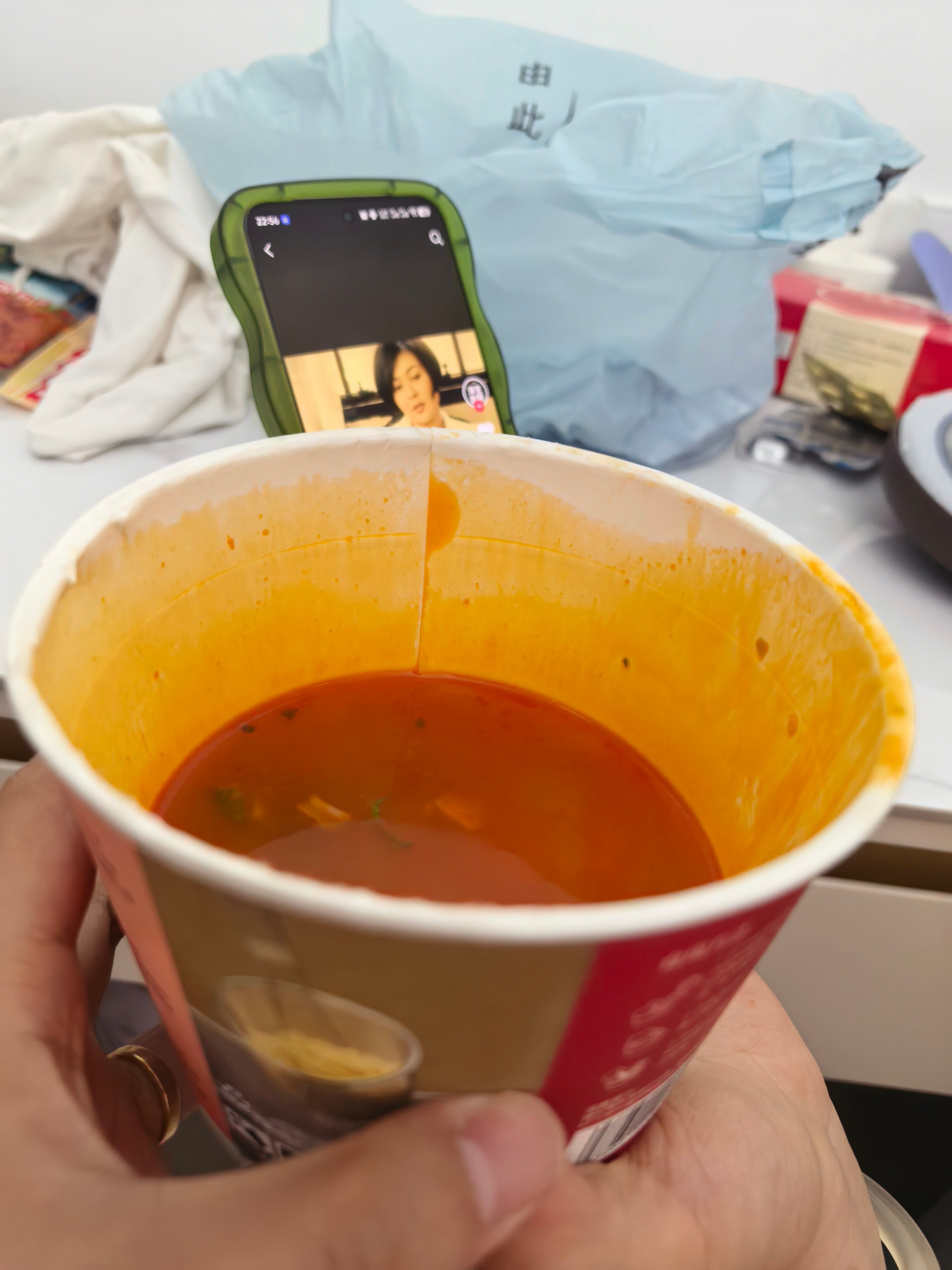 老板娘睡着睡着说肚子饿了，我说你起来找点吃的吧。然后她就找到了一桶泡面，快吃完的