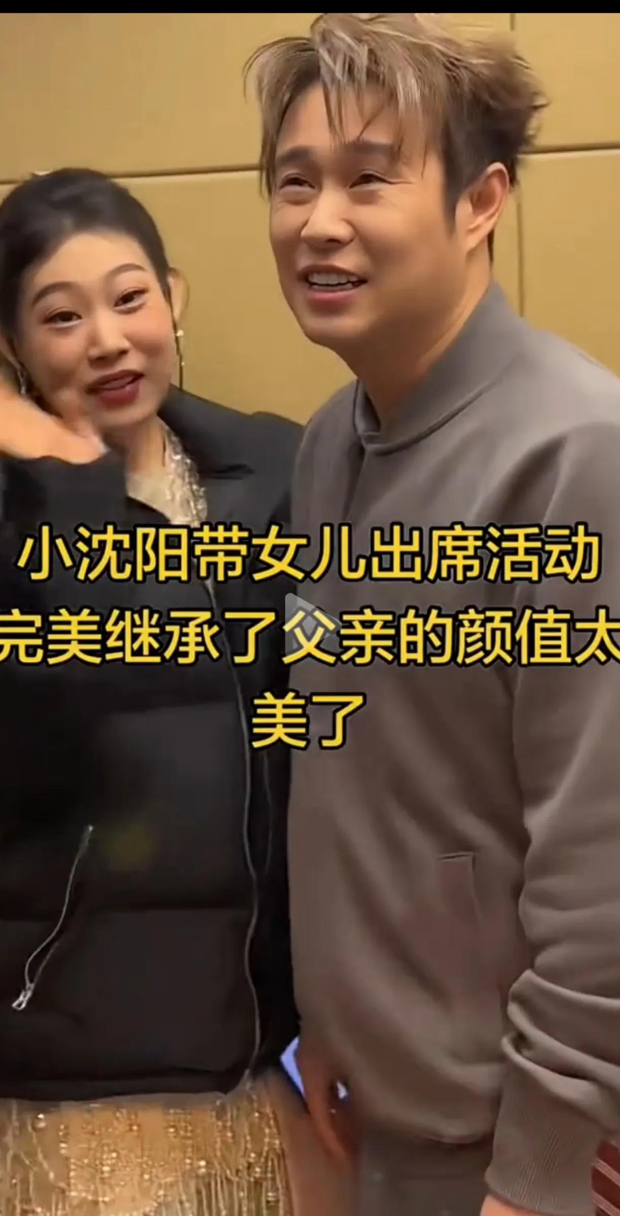 父女俩长得太像了