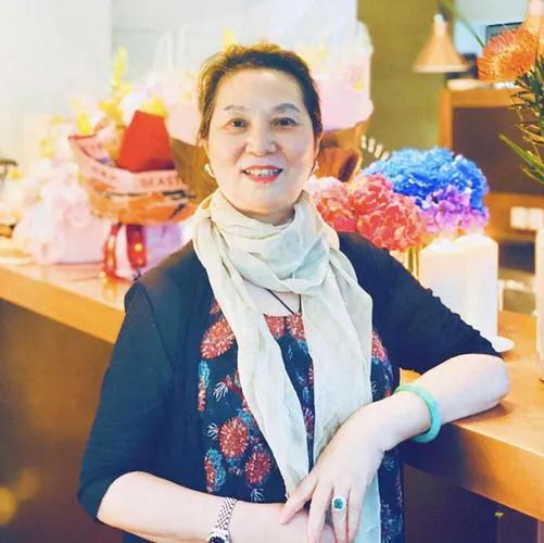 陈坤晒出他妈妈的照片。
优雅、端庄、知性，这些词用在陈妈妈身上不为过吧？