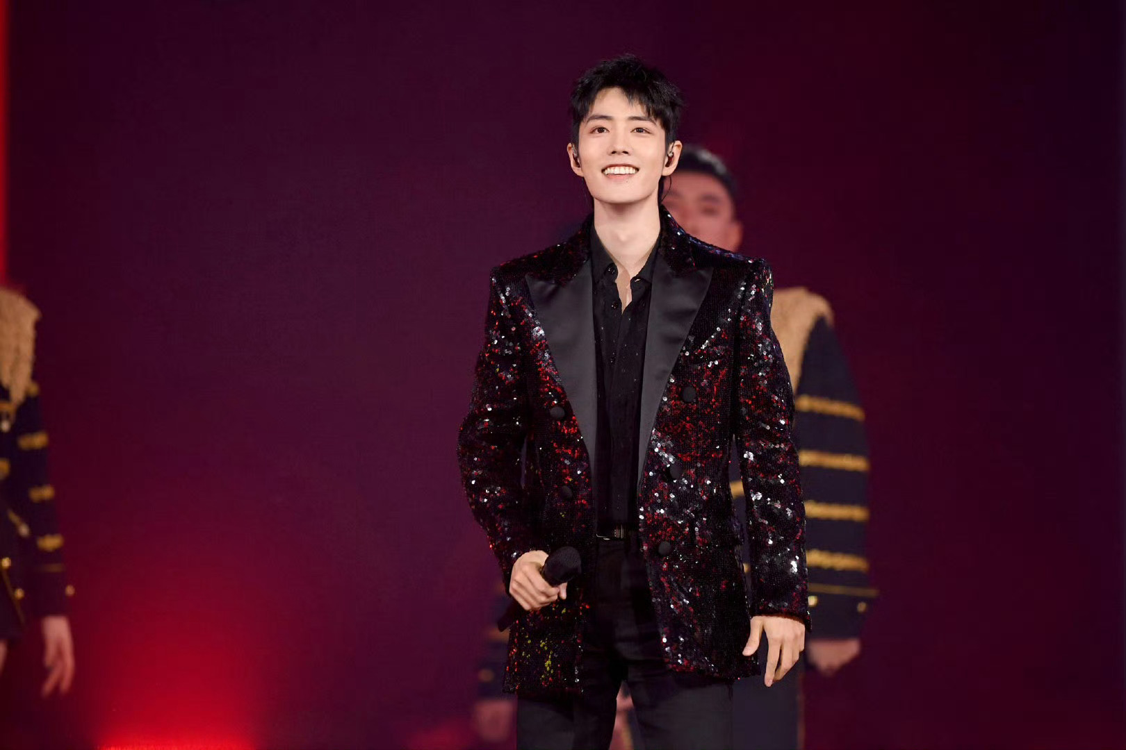 肖战别问我什么是迪斯科听肖战唱别问我什么时迪斯科，我的心在咚咚咚跳，跟着一起律动