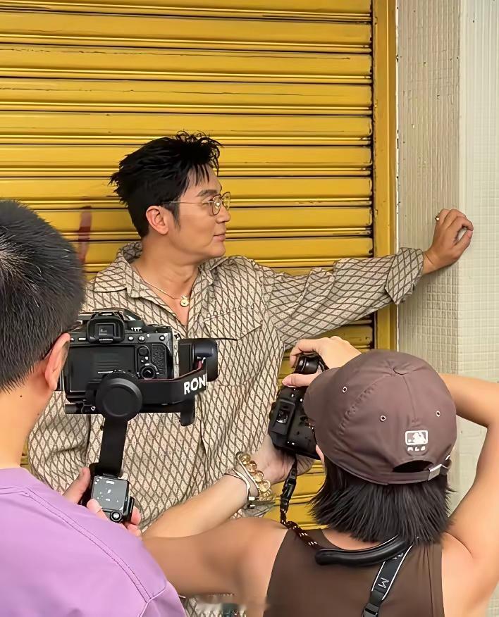 大黑牛李晨是真老了，最近在吉隆坡街拍被偶遇，三十多度的天，他穿着长裤长袖靠在街边