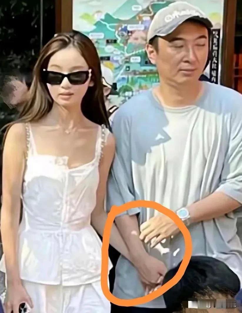 王思聪近照像50岁的大叔，难道是私生女事件导致迅速变老吗？感觉他也不容易，谈恋爱