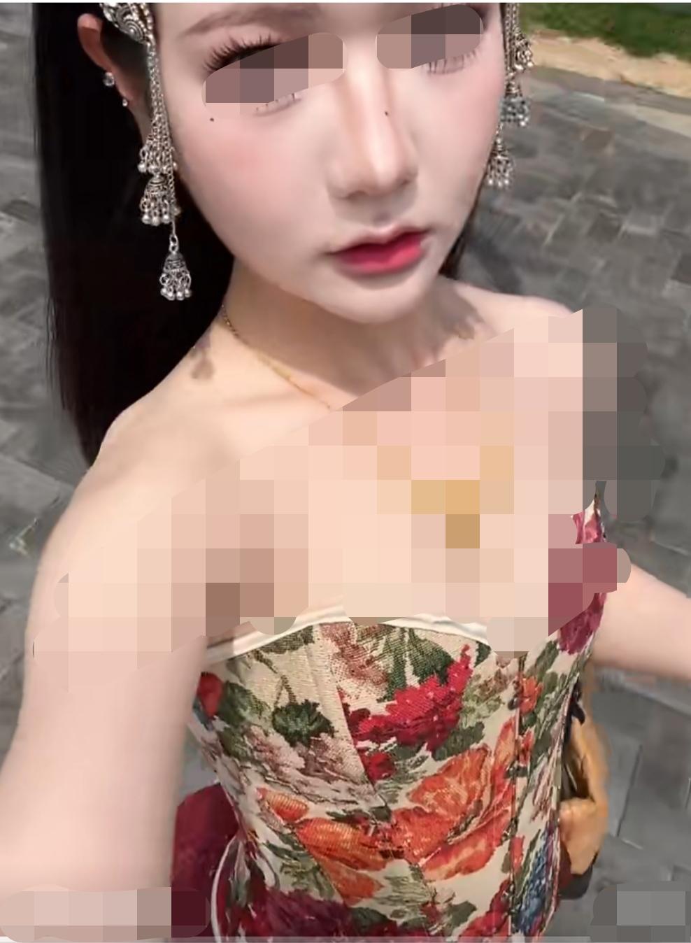 江苏徐州，女子发视频称，穿裹胸上衣去徐州宝莲寺遭工作人员阻拦，理由是穿着暴露。女