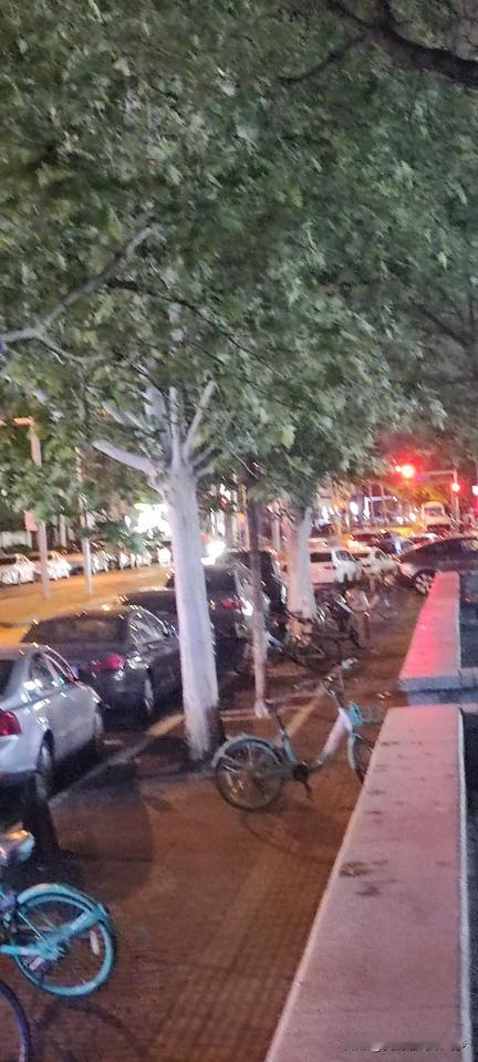 这雨对街道是缓解了暂时的干净，对于今天楼顶修房的人们是一场灾难，家里所有能接雨水