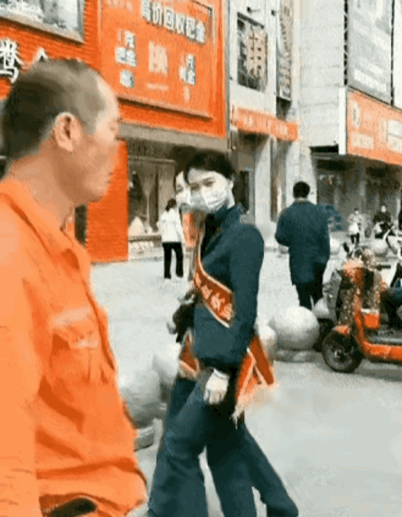 大叔：唉，怪我这该死的魅力，藏都藏不住！