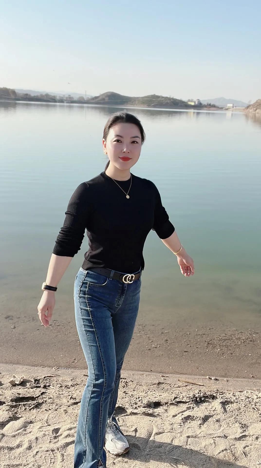 绝对的旺夫相，标准的美女！
全身丰满，不见露骨，骨肉相称；
脸上肉厚结实不松垮，