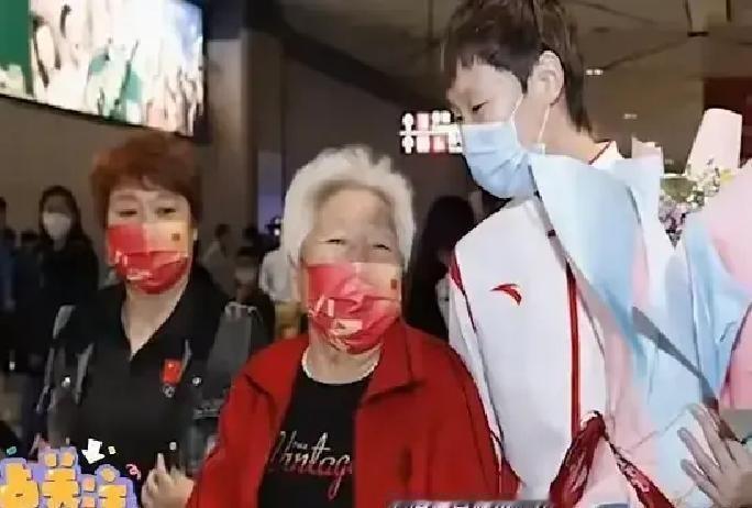 王曼昱推着行李刚走出哈尔滨机场到达口，姥姥踮着小脚迎上去，一把把外孙女搂进怀里，