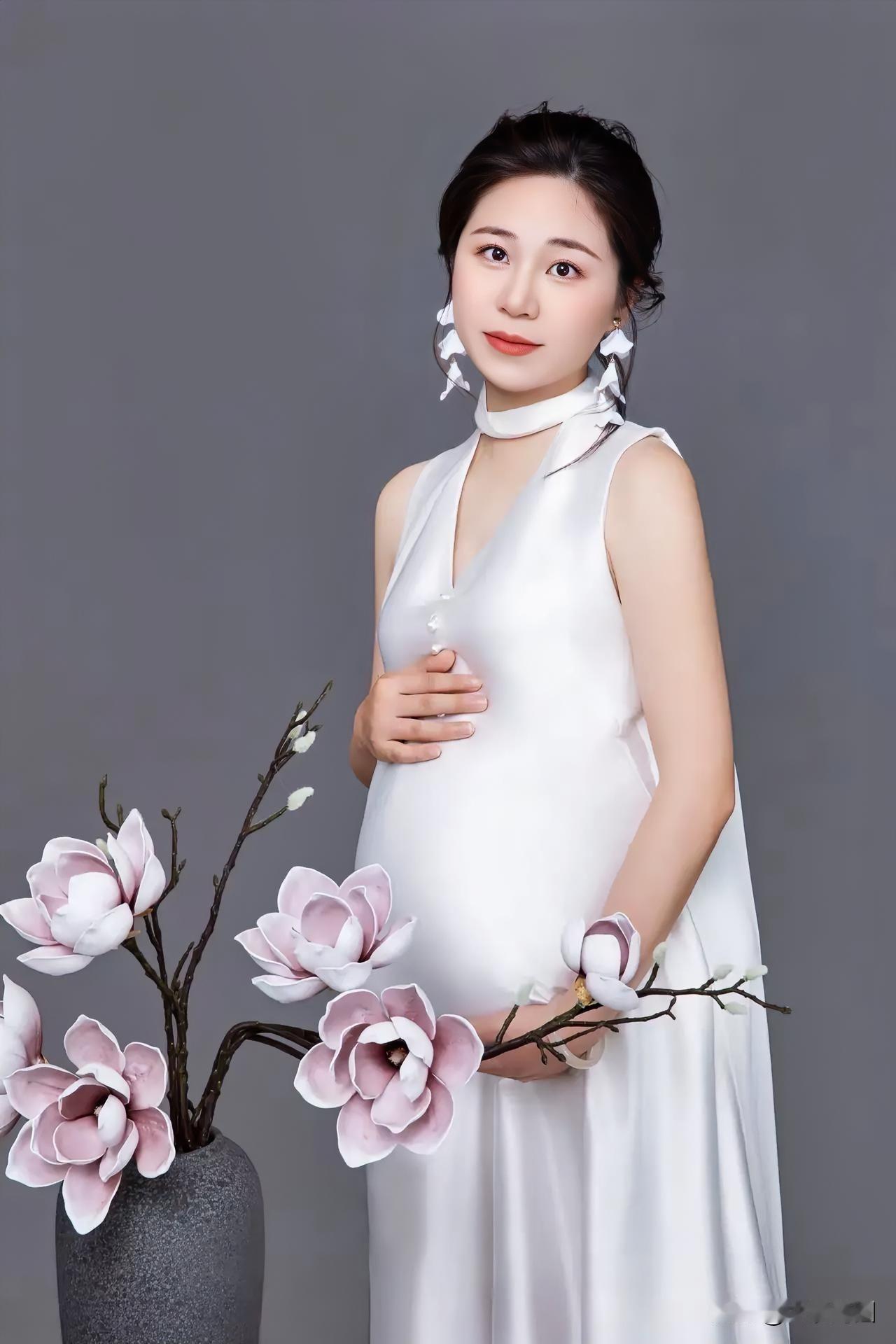 优雅白裙轻舞，温柔花语呢喃，静谧时光流转。温柔气质小白裙 白色法式长裙 减龄显白