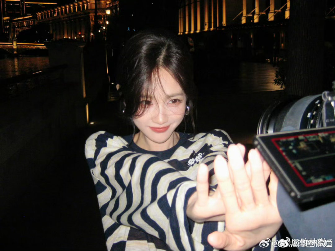 李一桐把废片发出来了李一桐愚人节营业李一桐这哪是废片啊，明明随便一拍都超好看，闪