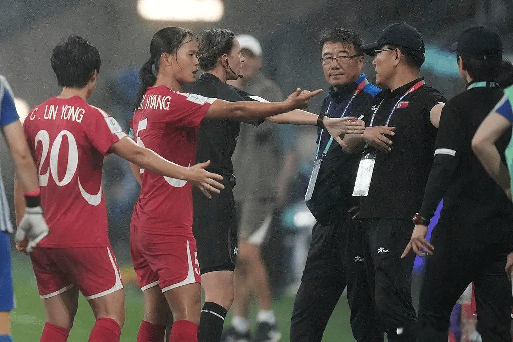 朝鲜女足主帅回应拒赛事件：再出现类似情况会尊重判罚------北京时间3月13日