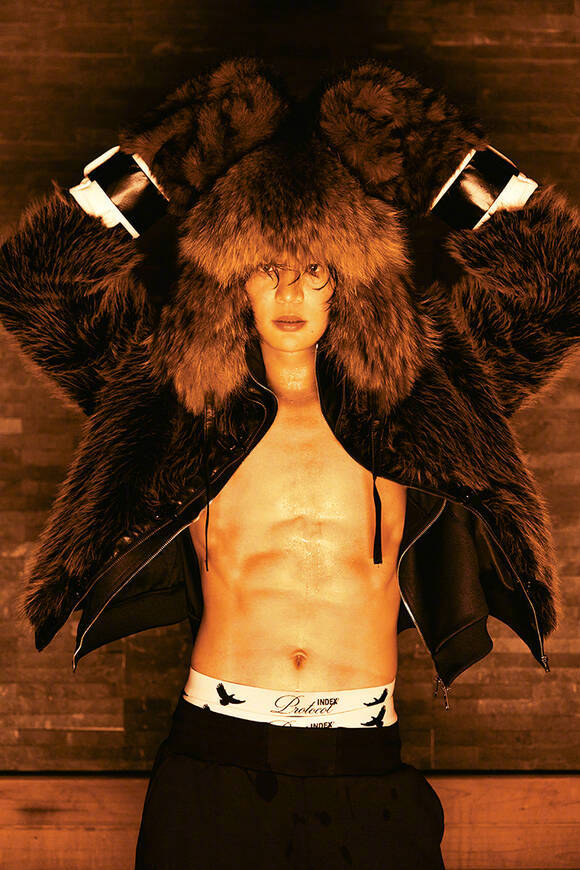 【the fact】[SHINee崔珉豪公开新专辑预告照……点燃夏末的“Hot 