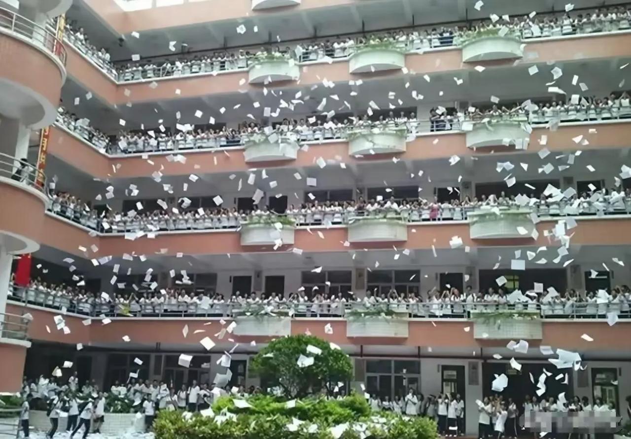 高考完了学生们撕掉书本。释放心理压力的自然流露，也折射出目前教育现状的一面。为什