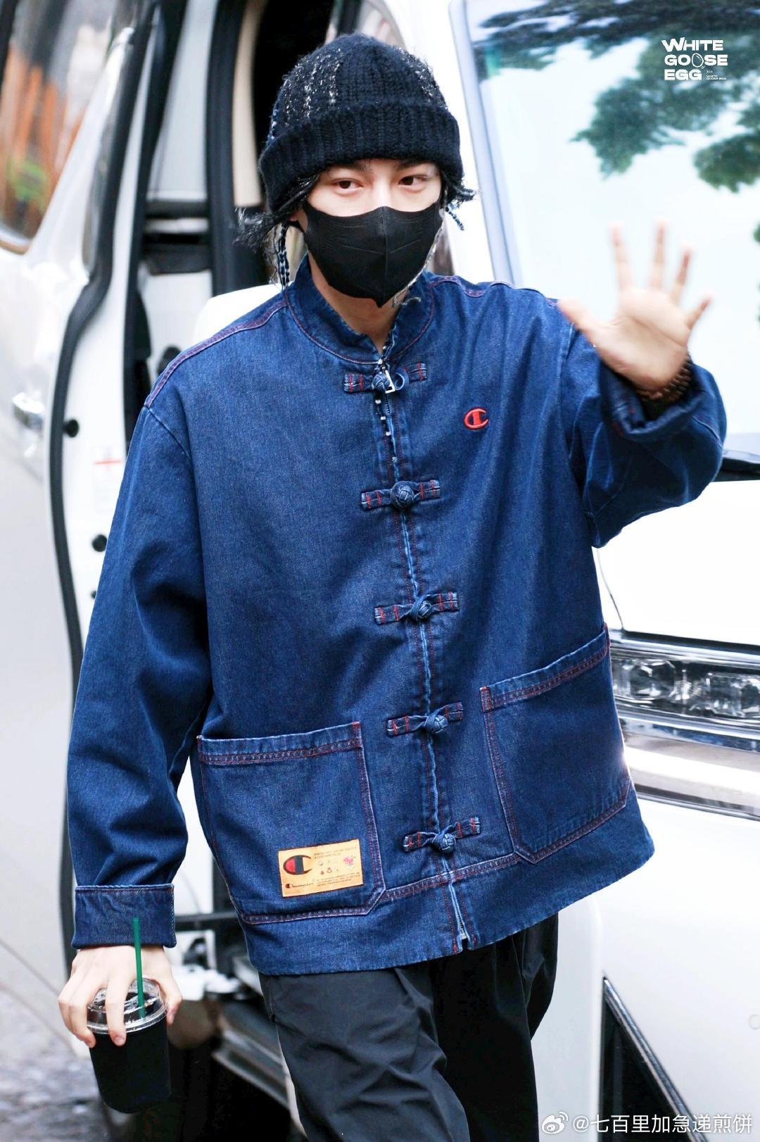 丁禹兮今日司宫令上班路透，这造型挺有意思的 