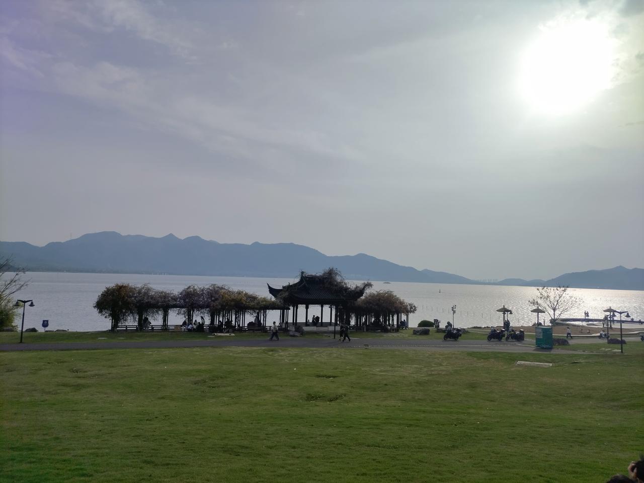 终于有点懂得，
现代人为什么这么焦虑了。
清明节，
小众景点，
臭豆腐，15一份