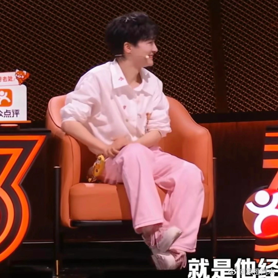 生活手记周深 就这么左脚叠右脚 
