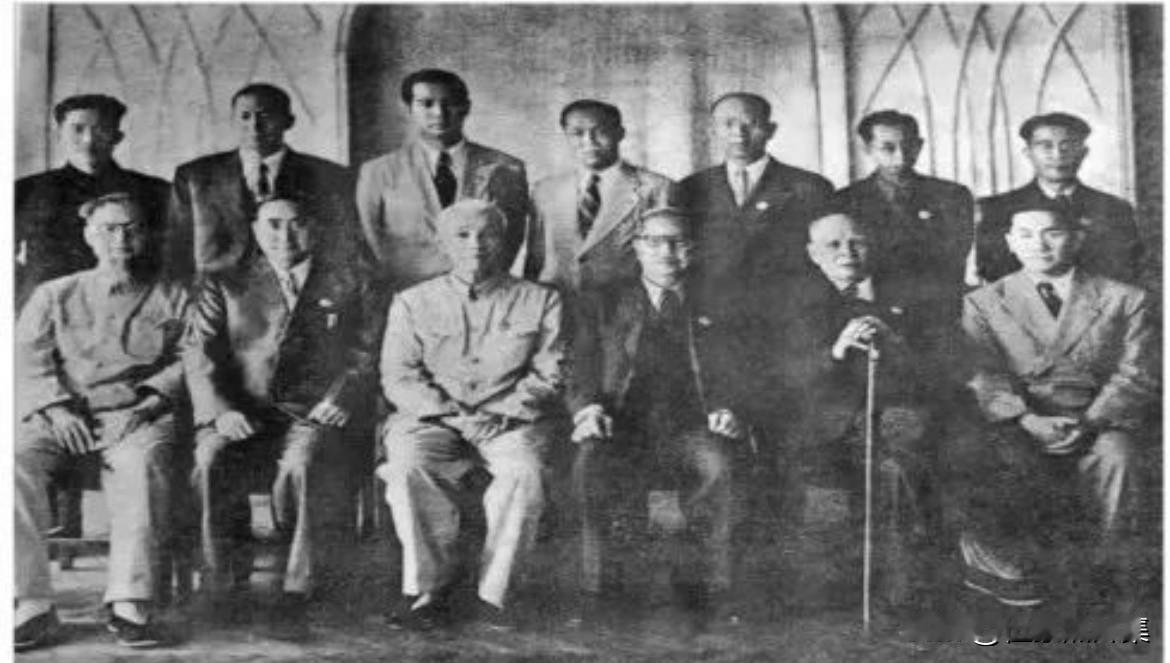 1949年9月，出席第一届政协会议的海外华侨代表合影，前排左起：陈其瑗、李铁民、