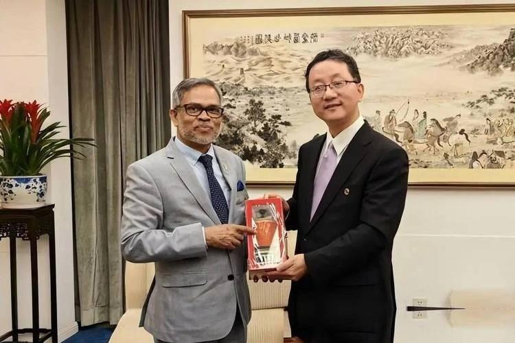 澳大利亚的媒体这几天估计是闪了腰了。本来他们手里的稿子都备好了，连“亚洲执法者”