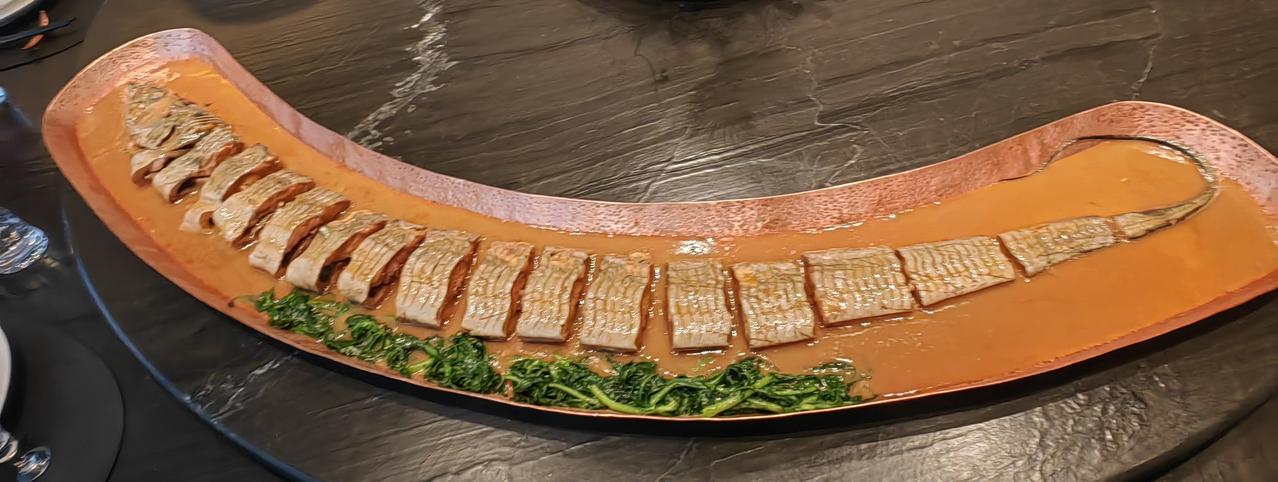 昨天兄弟远来请饮，镇店之宝大刀鱼。虽然席间多山东人，但我还是要说，鲁菜这种做法，