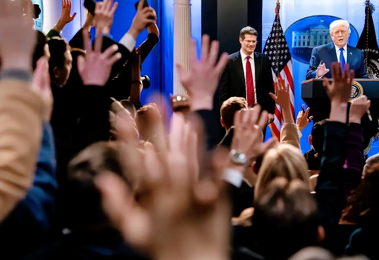 特朗普咋把路走死了？2025年风光重回白宫的他喊着要再创辉煌，结果短短一年多就把