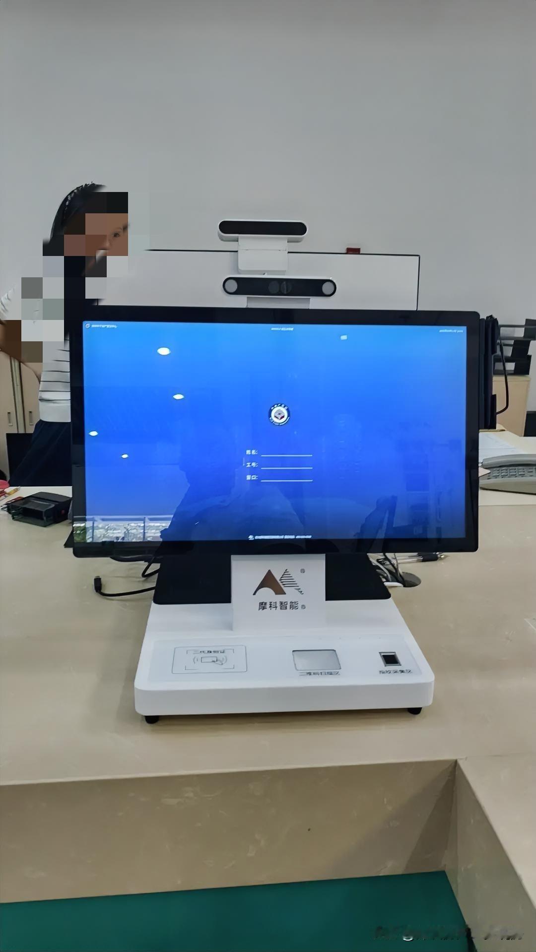 今天来龙岗不动产登记中心过户，现场人不多，很多人已经选择线上过户，方便快捷。我们