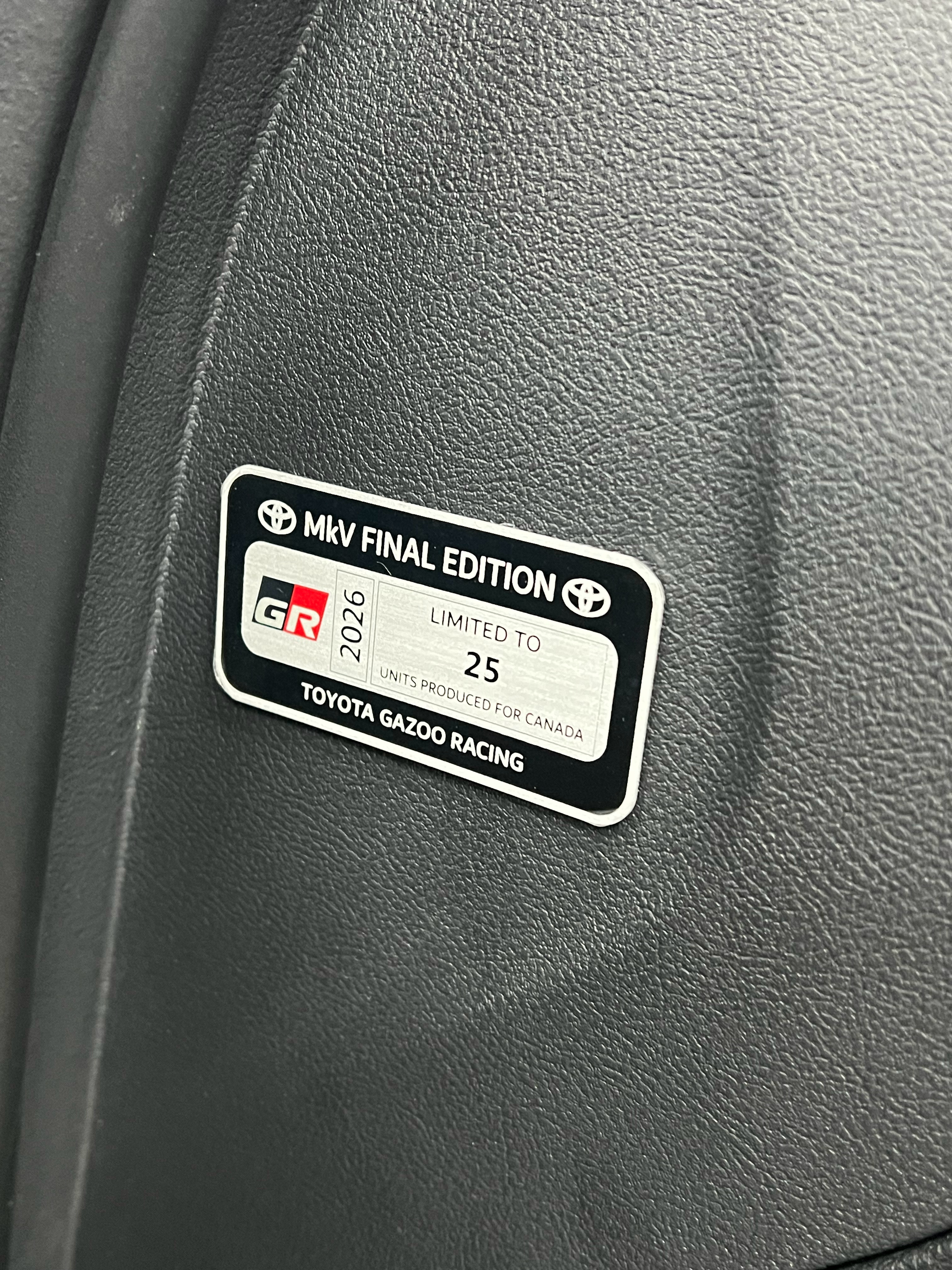 今天我们拆箱了一台黑色的gr supra，刚好跟限量版的两台车停在一起发现限量版