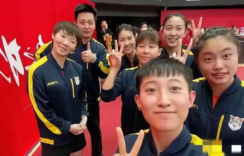 六位女乒球员同框：王曼昱柔发覆额，满面春风；范思琦眉似新月，俏皮可爱；陈幸同刘海