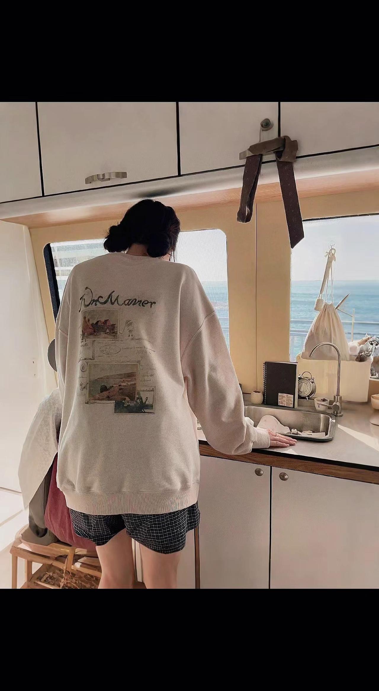 🌊原来厨房的窗，是海的画框啊！
浪花在玻璃上写诗✨，连洗碗都成了和潮汐的密语～