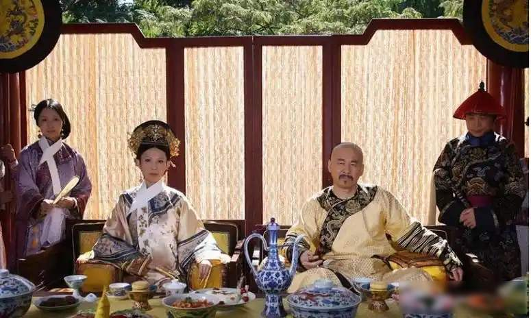 都说帝王坐拥三千后宫，可真穿越成清代皇帝就会明白，连与妃嫔独处都受严苛管制。紫禁