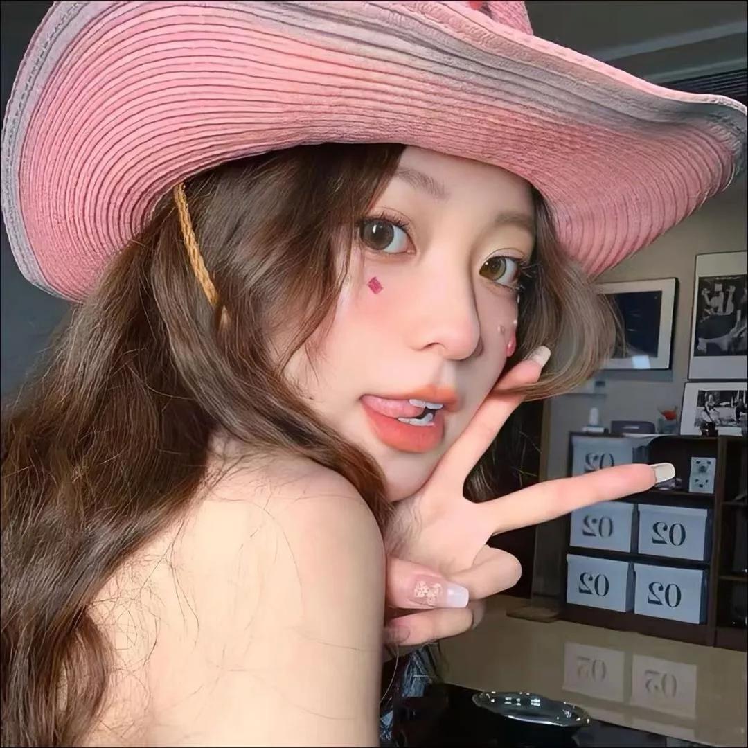 粉色草帽甜美自拍，粉色爱心妆容俏皮可爱。粉色自拍 紫色自拍 萌萌蝴蝶结妆容 淡粉