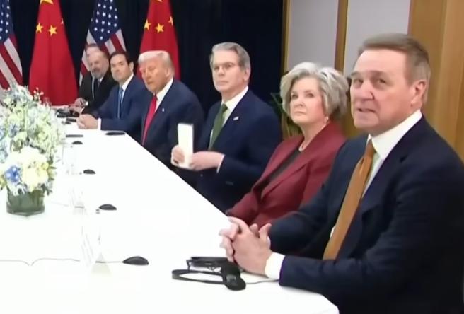 中美双方在韩国釜山进行会晤。现场照片显示，美方谈判桌上有7人，美国总统特朗普位于