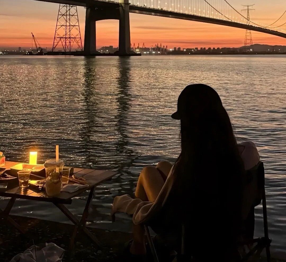 我知道他是个不安分的男人，他也没办法和那些女的断了联系。我认识他的时候他便如此，