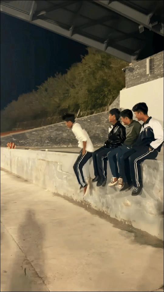 没想到上人民日报了！近日云南普洱某中学的夜晚，有八名高中男生晚自习后结伴回宿舍，