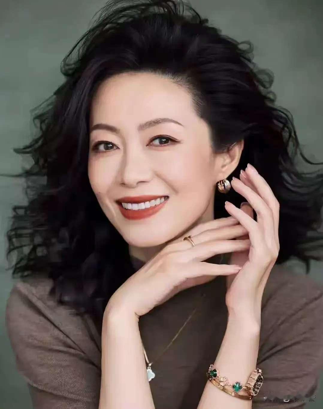 请用一句话概括一下，什么是幸福幸福是知足心在平凡时光里品味喜悦。