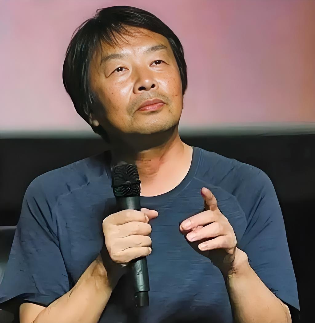 刘震云说：“人到晚年，最顶级的活法，不是挥霍退休金，不是养花养鸟，也不是老伴陪伴