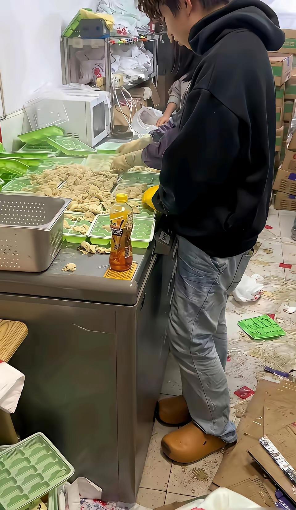 像这种小作坊的加工包装环境，应该是属于正常操作，是否卫生，是否有营业执照，都不清