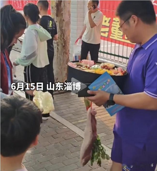 感动了！山东淄博，中考最后一门考试结束，学生在考场外给班主任送上“束脩之礼”感谢